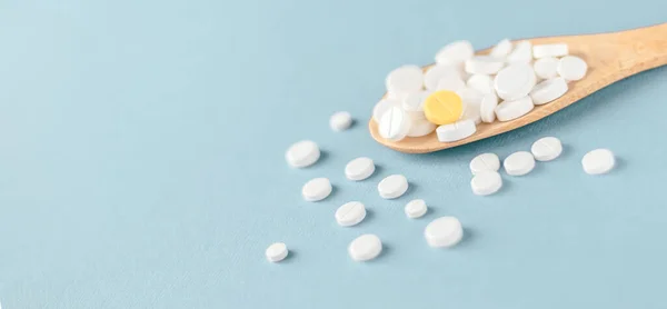 Verschiedene Pillen Tabletten Und Kapseln Der Pharmazeutischen Medizin Auf Holzlöffel — Stockfoto