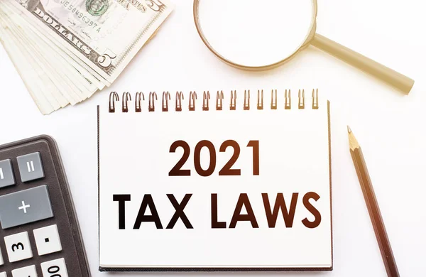 2021 Tax Laws 텍스트 사무실 배경이 노트북에 — 스톡 사진