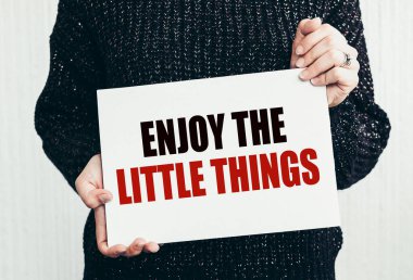 Kart tutan bir kız. Küçük şeylerin tadını çıkar..