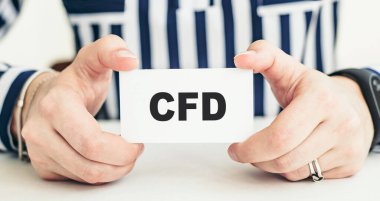 CFD - (Farklılık Sözleşmesi) Üzerinde mesaj yazılı bir kart tutan kadın..
