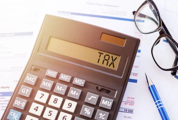 Word Tax Uma Exibição Calculadora Documentos Financeiros Lado Uma Caneta — Fotografia de Stock