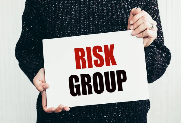 Meisje Met Een Kaart Met Tekst Risk Group — Stockfoto