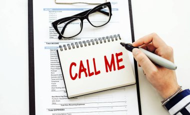 İş kadını tarafından ofis masasındaki günlüğünde yazılan ME mesajını ara..