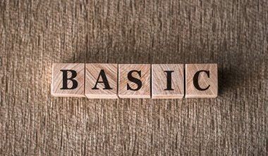 Kahverengi arkaplanda tahta bloklara yazılmış BASIC sözcüğü.