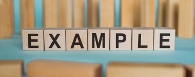 Açık mavi arkaplanda tahta bloklara yazılmış örnek sözcük.