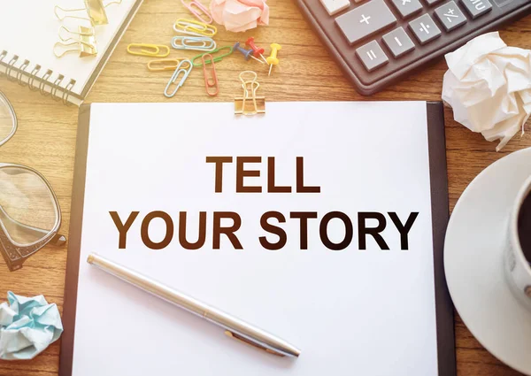 Een Houten Tafel Staat Een Kantoorblad Met Tekst Tell Your — Stockfoto