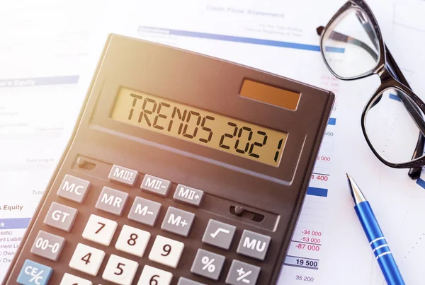 Word Trends 2021 Auf Der Anzeige Eines Rechners Für Finanzdokumente — Stockfoto