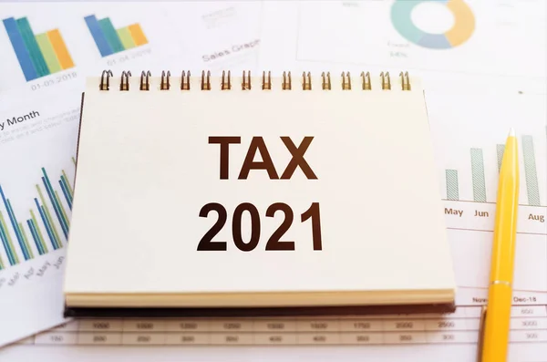 Tax 2021 차트와 노란색 펜으로 그래프에 메모지 — 스톡 사진