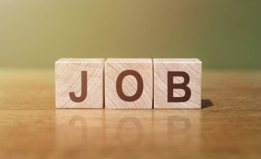 Tahta masadaki tahta bloklara yazılmış bir iş sözcüğü. Tasarımınız için kavram.