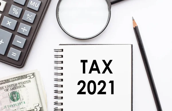 Tax 2021 계산기 확대경이 — 스톡 사진