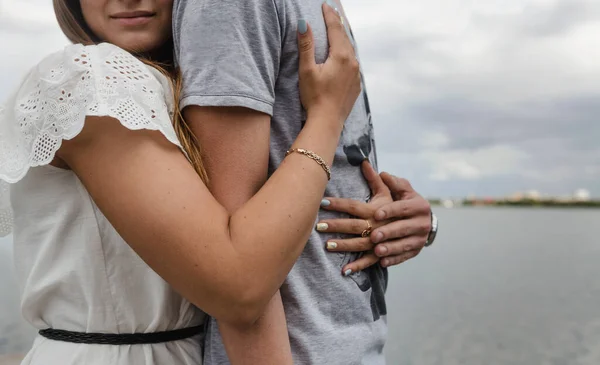 Sidovy Lugn Avslappnad Par Kär Njuter Landskapet Från Piren Och — Stockfoto