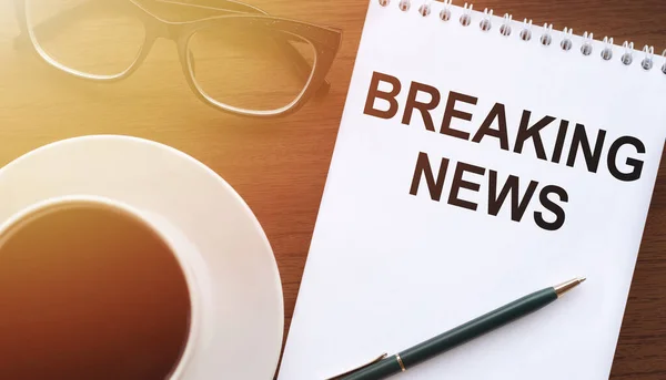 Breaking News Tekst Papier Met Kopje Koffie Glazen Houten Achtergrond — Stockfoto