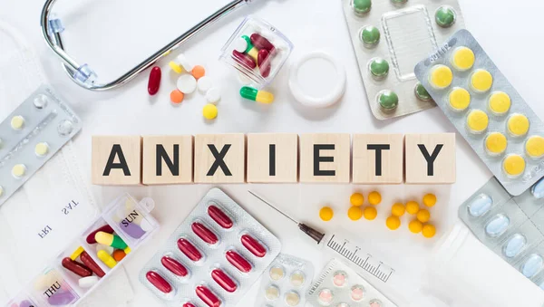 Anxiety Λέξη Για Ξύλινα Μπλοκ Στο Τραπέζι Ιατρική Έννοια Χάπια — Φωτογραφία Αρχείου