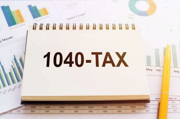1040 Tax Napsaný Notepadu Finančních Mapách Grafech Žlutým Perem — Stock fotografie