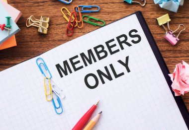 Üzerinde sadece çubuklar, renkli ataçlar ve buruşuk çarşaflar olan bir not defteri..