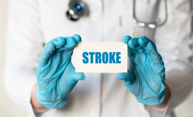 Doktor elinde yazılı bir kart tutuyor. Tıbbi konsept.