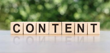 Ahşap bloklara yazılmış bir kelime. Metin siyah harflerle yazılır ve masanın ayna yüzeyine yansıtılır. Tasarımınız için iş kavramı