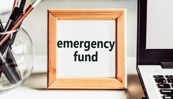 Fundo Emergência Texto Uma Moldura Madeira Uma Mesa Escritório Conceito — Fotografia de Stock