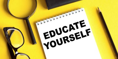 Sarı bir zemin, bir gözlük, bir büyüteç ve bir kalem ile kendini öven bir metin not. İş konsepti.