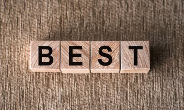 Kahverengi arka planda tahta bloklara yazılmış en iyi kelime.