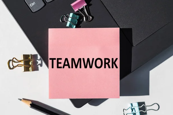 Nota Teamwork Está Escrito Adesivo Papel Teclado Laptop — Fotografia de Stock