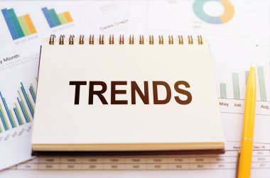 Finansal tablolara ve sarı kalemli grafiklere TRENDS yazıldı.