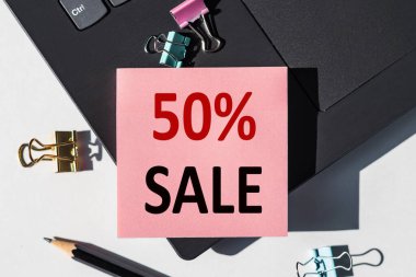 % 50 'lik satış notu dizüstü bilgisayardaki bir klavyeye yapıştırılmış..