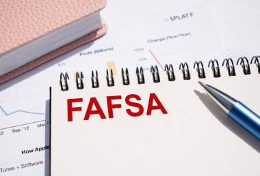 FAFSA metni finansal belgelerde kalemle not defterine yazıldı.