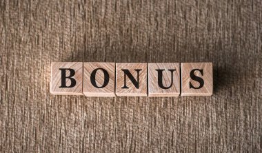 Kahverengi bir arka planda tahta bloklara yazılmış kemikli sözcük.