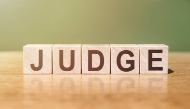 Tahta masadaki tahta bloklara yazılmış Jüpiter kelimesi. Tasarımınız için kavram.