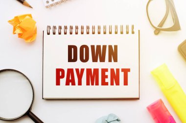 Ofis araçları ile beyaz masa üzerine not defterinde Ödeme Tutanağı yaz.