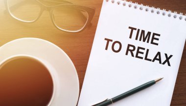 Dinlenme zamanı - kağıt üzerinde bir fincan kahve ve bardakla sinemalarda ahşap zemin üzerinde yazı.