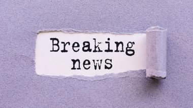 Yırtık leylak kağıdının üzerinde beyaz bir arkaplan karşısındaki yeni mesajlar.