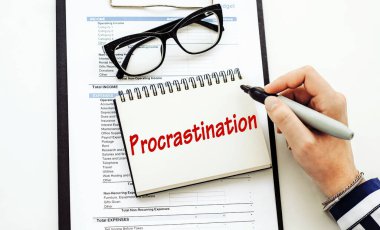 İŞLENME. İş kadını tarafından ofis masasındaki günlüğünde yazılan metin..