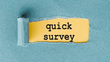 Şipşak servis yap. Yırtılmış ve yırtılmış kağıtların altında yazılan kelimeler.