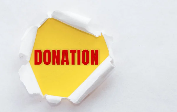 Beyaz Yırtık Kağıdın Üst Görünümü Sarı Arkaplan Üzerindeki Metin Donasyonu — Stok fotoğraf