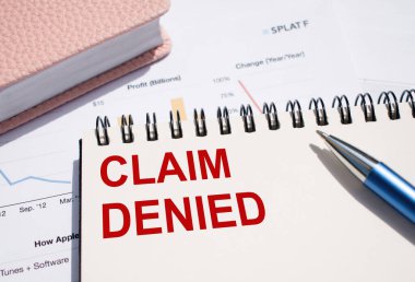 CLAIM DENIED. Finansal belgelerde kalemle not defterine yazılan metin.