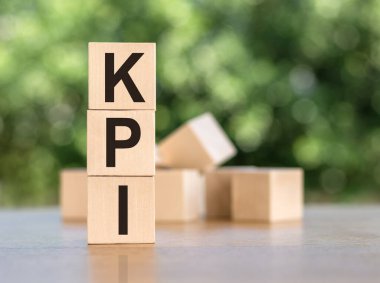 KPI - Ahşap zemin üzerinde anahtar performans göstergesinin kısaltması sözcüğündeki harf bloğu