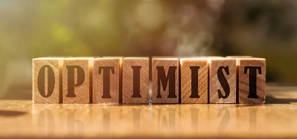 Word Optimist Gemaakt Met Houten Blokken Tafel Zonlicht — Stockfoto