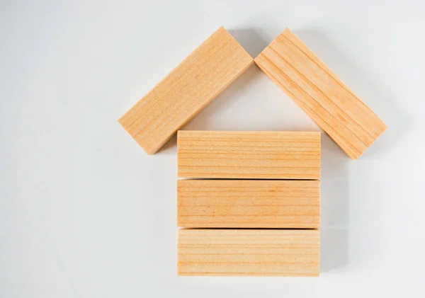 Haus Aus Holzklötzen Auf Weißem Hintergrund — Stockfoto