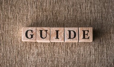 Kahverengi bir arka planda tahta bloklara yazılmış kılavuz sözcük.