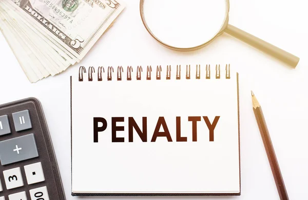 Penalty オフィスの背景を持つノートブックに書かれたテキスト — ストック写真