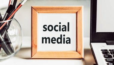 SOSYAL MEDYA. Ofis masasında ahşap çerçeveli metin.