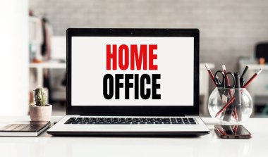 Bilgisayar ekranındaki İçişleri Bakanlığı kelimeleri. Bir salgın sırasında evde kalma kavramı