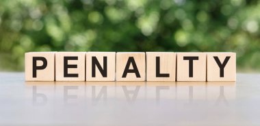 Tahta bloklara yazılmış bir mektup. Metin siyah harflerle yazılır ve masanın ayna yüzeyine yansıtılır. Tasarımınız için iş kavramı.