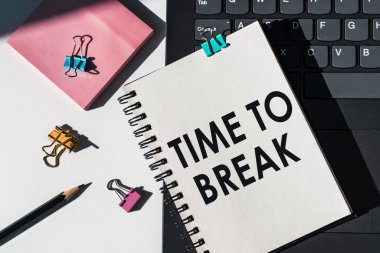 Dizüstü bilgisayarında, zaman hakkında bilgi ve araçların bulunduğu defter var..