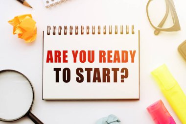 - Başlamaya hazır mısın? - Evet. Ofis araçlarıyla birlikte beyaz masadaki defterde..