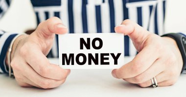 Para yok. Üzerinde mesaj yazılı bir kart tutan kadın..