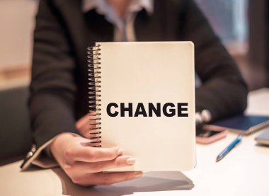 İş kadını elinde metin değişikliğinin olduğu bir defter tutuyor..