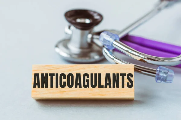 Tahta küp üzerinde ANTICOAGULANTS sözleriyle steteskop.